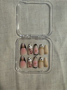 Chic Pink & Cream Floral Press-On Nail Set with Gold Accents size medium